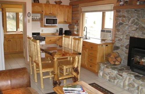 Tranquil Mountain Glamping Retreat: Stunning Log Cabin with a Hot Tub in Darby, MT - Foto 7