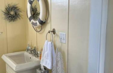 Cozy Wintertime Nantucket Cottage Getaway - Foto 11