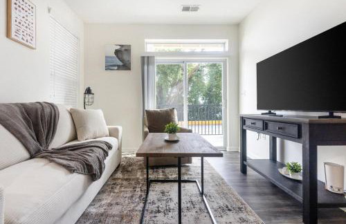 Landing Stylish 2BD Gym Clubhouse - Photo 13