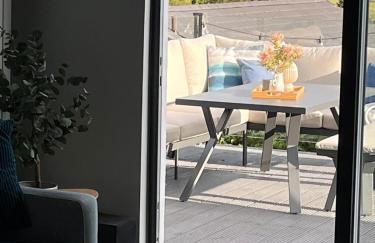 Stylish 3 Bedroom with Balcony and Amazing View - Photo 9