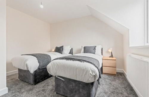 Modern 4-Bed, Parking, Pool Table, Sleeps 11 - Foto 9