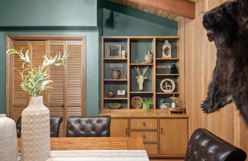 ZigZag Basecamp · Cozy Cabin Perfect for Nature Escapes w/ Hot Tub - Photo 13