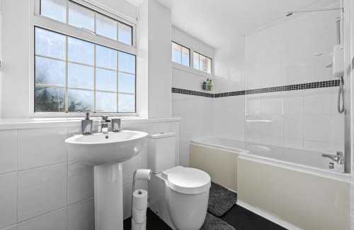 Cozy 3 bedroom house with free parking and near hospital - Foto 8