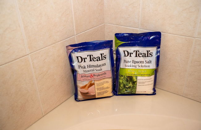 Gorgeous Urban Oasis W/hot Tub, Heated Pool And Private Movie Theater 3 Bedroom Home by RedAwning - Foto 32