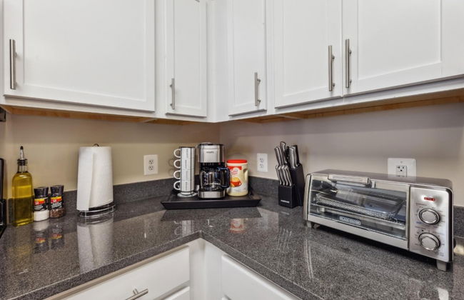 Stylish 1 BR Apartment w Movie Theater - Photo 27