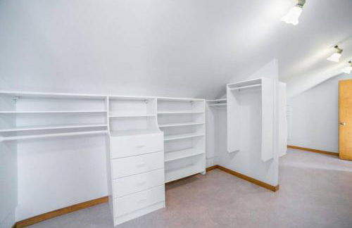 Riverside retreat with stunning views, historic charm - Coastal adventure awaits - Foto 11