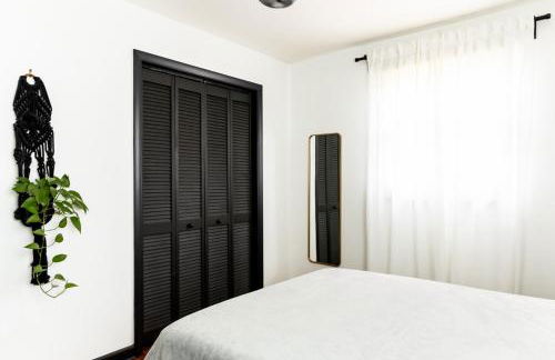 Mid-Century Modern Home Near Downtown with Free Parking - Foto 31