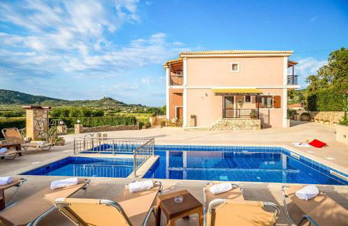 Maggie Alonia - Photo 4