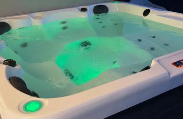 Sunset Retreat Cabin, Private Hot Tub with Mini Cinema Projector & Garden views - Foto 33