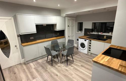 2 Bed house - Brighouse close to McDonalds and B&M - Foto 13