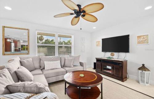 Private Village Home with Heated pool & spa with private front courtyard - Photo 60