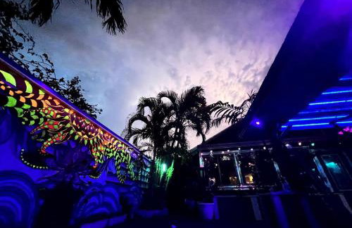 Artistic Retreat, King Suite with Private Balcony! - Foto 45