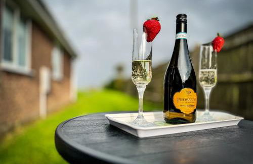 Dog Friendly Kessingland Chalet | Coastal Retreat - Photo 33