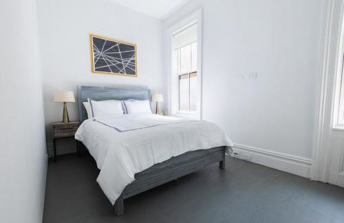 E10-2 Designer East Village Townhouse 1BR W D - Foto 17