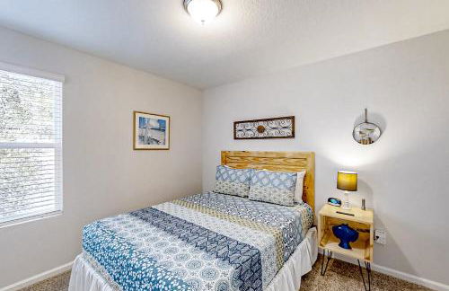 Newly-built 2-story home near the ocean with patio, washer/dryer, streaming - Photo 13