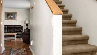 Alaskan WolfDen Close to airport centrally located - Photo 4