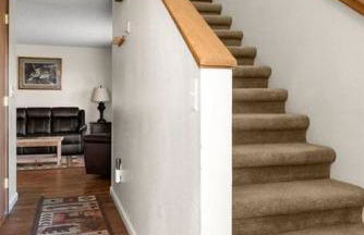 Alaskan WolfDen Close to airport centrally located - Photo 4