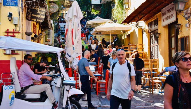 Passeando pelas ruas de Atenas de tuk tuk