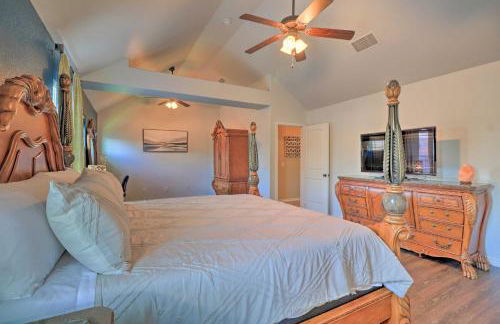 Unwind Fireside! Harker Family Retreat with Yard - Foto 14