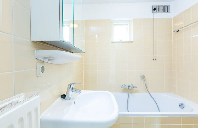 Restyled Holiday Home with Fireplace near Beach - Photo 10