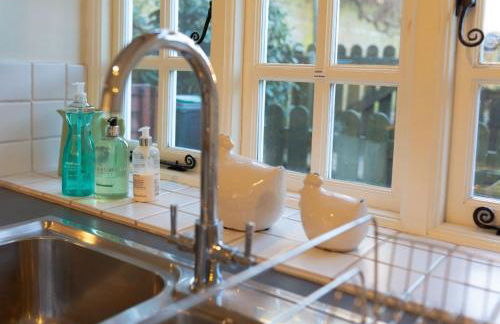 Jasmine Cottage - 2 Bedroom in Heart of Bourton! - Photo 100