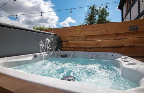 Apple Tree Cottage - Cosy 2 Bed with Deluxe HOT TUB & Log Burner - Photo 3