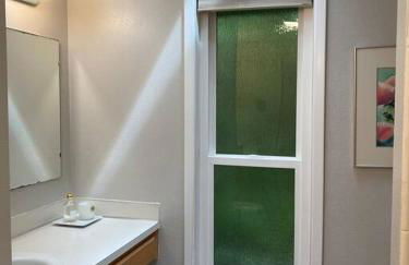 Forest Gallery- Mid-Century Modern With City Views - Photo 19