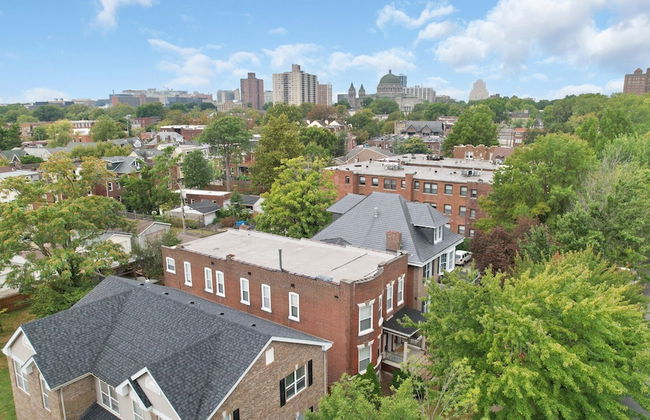 Spacious 3-Bedroom with King Bed - Photo 22