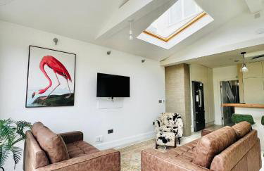 Modern 5 Bed 3 Bath House - Photo 6