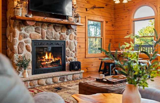 Deer Haven Cabin by Avantstay Waterfront Dock Firepit - Photo 11