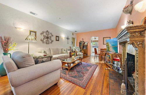 Casa De Marita - Backyard Bliss with Pool in Historic Sunshine Park - Foto 5