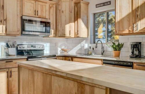 Rustic cabin charm w/ hot tub, arcade basketball - Foto 28