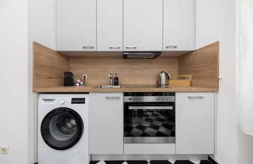 Central 6 Beds Apartment, Group & Family Friendly, Kitchen, Washer, Work Station, Netflix & PayTV - Photo 3