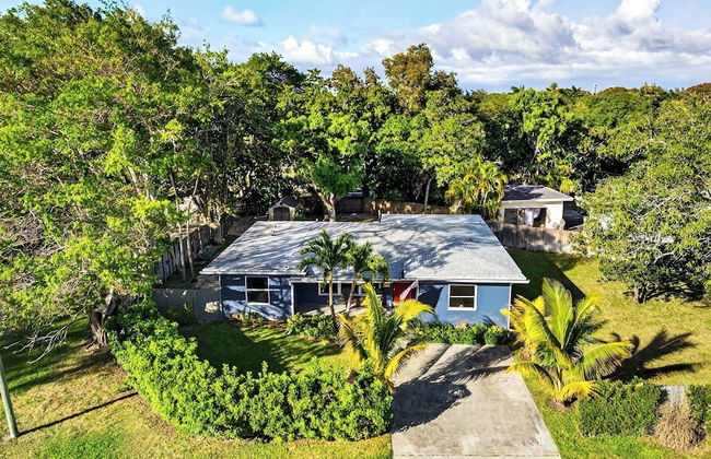 Hot Tub, Firepit, Deck | 10mins to Beach | Middle Terrace Cottage by AvantStay - Foto 48