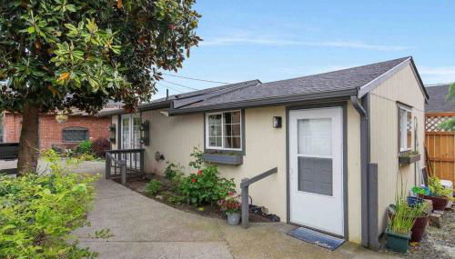 Spacious Retreat with guest house, game room, parking in N Tacoma - Foto 3, Garden, Garden view