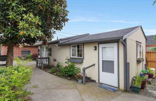 Spacious Retreat with guest house, game room, parking in N Tacoma - Foto 3