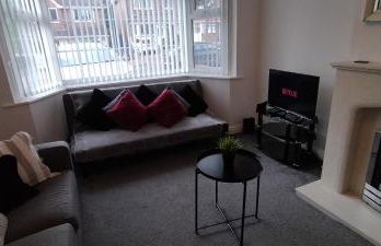 Brackenfield House in Great Barr, Birmingham near the Alexander Stadium and near the M6, with free WiFi, free parking and easy access to Walsall, West Bromwich, Aston Villa Football Ground, Star City and Birmingham City Centre - Foto 7