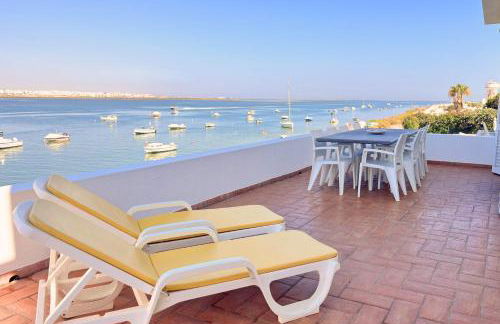 Beach House on Faro Island with a Dreamy Terrace and 7 Beds for the Perfect Escape - Foto 1