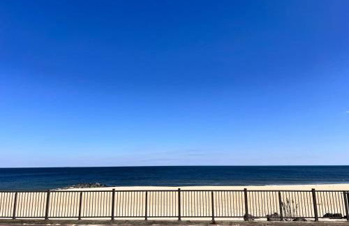 3BR Beach House | Fire Pit & Bar | Steps to Beach - Foto 39