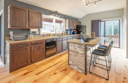 Majestic - Modern Cabin, Hot Tub, & Game Room! - Foto 11