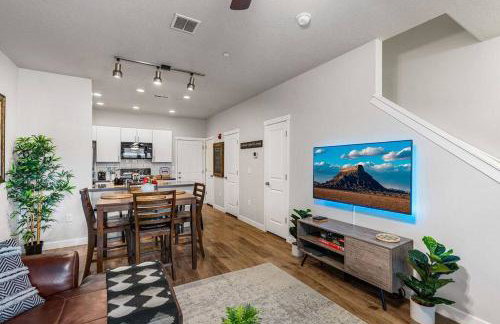 Spacious 2-Story, Pet&Fam Friendly, WFH, Gym&Pool - Foto 19