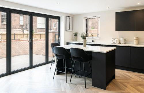 Luxury 4BDR House By Torr Property Group Short Lets & Serviced Accommodation With Free Gated Secure Parking & Private Patio Garden Liverpool - Foto 13