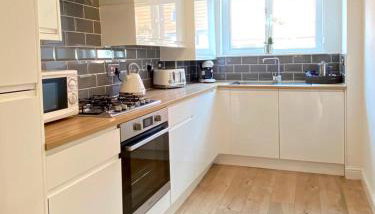 3 bedroom - 2 bathroom Townhouse in Corstorphine Near Murrayfield Stadium - Direct Bus To Edinburgh City Centre in 20 Minutes - Two Private Parking Spaces - Private Sunny Garden - Recently Refurbished - Foto 5