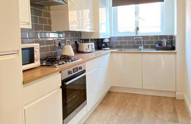 3 bedroom - 2 bathroom Townhouse in Corstorphine Near Murrayfield Stadium - Direct Bus To Edinburgh City Centre in 20 Minutes - Two Private Parking Spaces - Private Sunny Garden - Recently Refurbished - Foto 5