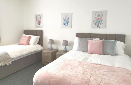 City Access - 3 Beds - Parking - Smart TVs - Foto 7