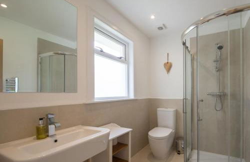 Ardeonaig Lodge with Hot Tub & Water Fronted Games room - Foto 14