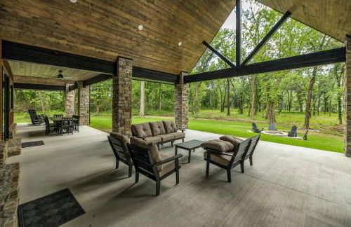 Game Room and Hot Tub! Lakefront Monkey Island Haven - Foto 4