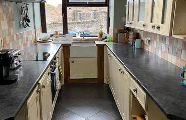 Stunning Cottage with Log Burner- King Bed- Great Design-Free Wood - Foto 8