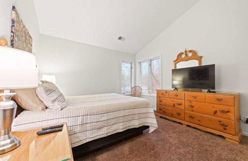 New, Spacious and charming, with a river view, conveniently located near skiing and golf - Foto 21