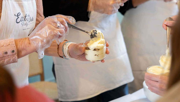 Preparando un delicioso tiramisù